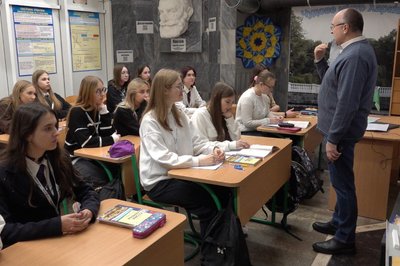 Школярі в метрошколі у Харкові Школярі в метрошколі у Харкові