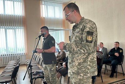 Депутатам міської ради на Рівненщині під час сесії вручили повістки Депутатам міської ради на Рівненщині під час сесії вручили повістки