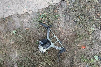 Уламки російського FPV-дрона, який вдарив по приватному домоволодінню у Золочеві ввечері 11 вересня 2026 року