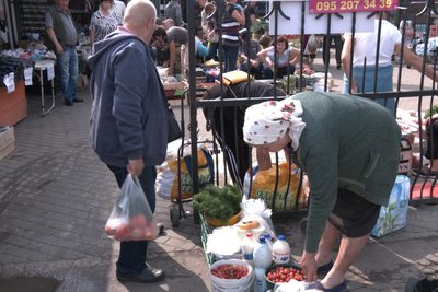 Торгівля за межами ринку: як карають порушників у Луцьку Торгівля за межами ринку: як карають порушників у Луцьку