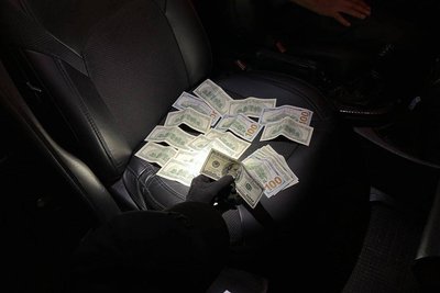 Дві тисячі доларів США, ймовірно отримані затриманим посадовцем Шевченківського району Харкова за дозвіл на встановлення кіоску Дві тисячі доларів США, ймовірно отримані затриманим посадовцем Шевченківського району Харкова за дозвіл на встановлення кіоску
