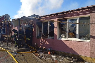 ДСНС гасить пожежу в Дворічній, що виникла внаслідок обстрілу