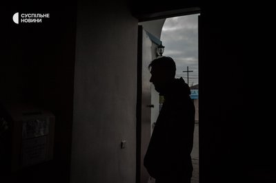Сергій Дмитрієв біля входу до Української церкви у Херсоні, листопад 2022 року. Сергій Дмитрієв біля входу до Української церкви у Херсоні, листопад 2022 року.