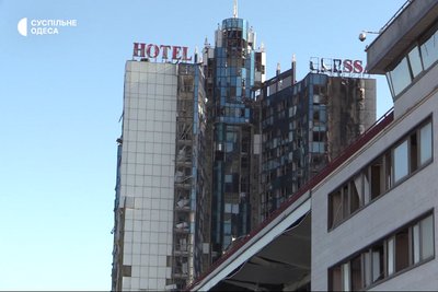 "Псував весь вид": що думають одесити про руйнування готелю на морвокзалі після влучання ракети "Псував весь вид": що думають одесити про руйнування готелю на морвокзалі після влучання ракети