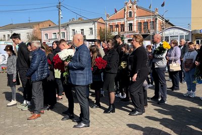 "Був сиротою, мріяв про свою сім’ю": на Рівненщині попрощалися з 20-річним солдатом Валентином Лукіним "Був сиротою, мріяв про свою сім’ю": на Рівненщині попрощалися з 20-річним солдатом Валентином Лукіним