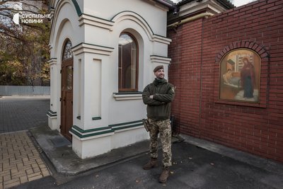 Сергій Дмитрієв біля Храму Святої Варвари у Херсоні за кілька днів після звільнення міста, листопад 2022 року. Сергій Дмитрієв біля Храму Святої Варвари у Херсоні за кілька днів після звільнення міста, листопад 2022 року.