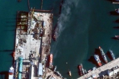Україна вдарила по порту Феодосії та знищила десантний корабель "Новочеркаськ" Україна вдарила по порту Феодосії та знищила десантний корабель "Новочеркаськ"