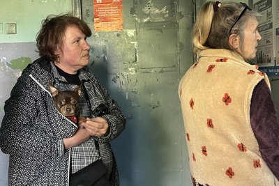 Жителька Харкова привела свою собаку на вакцинацію від сказу Жителька Харкова привела свою собаку на вакцинацію від сказу