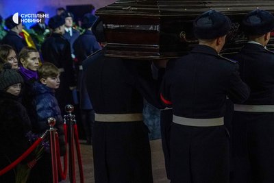 Дружина міністра внутрішніх справ України Дениса Монастирського (праворуч у бузковій хустці) та дружина і діти його першого заступника Євгенія Єніна під час церемонії прощання із загиблими в авіакатастрофі у Броварах, 21 січня 2023 року.