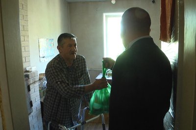 У Хмельницькому роздають продуктові набори до Великодня