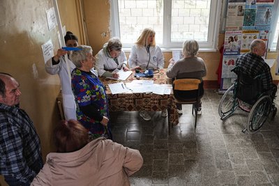 Люди проходять медогляд в одному з гуртожитків Харкова, квітень 2026 року Люди проходять медогляд в одному з гуртожитків Харкова, квітень 2026 року