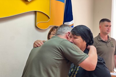 У Житомирі рідним загиблих у боях за Україну воїнів передали державні нагороди