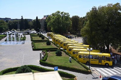Громадам Закарпаття передали 18 шкільних автобусів Громадам Закарпаття передали 18 шкільних автобусів