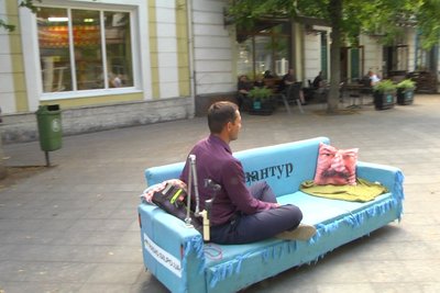 Диванний тур довжиною 650 кілометрів: до Житомира приїхали волонтери — для збору грошей на ЗСУ Диванний тур довжиною 650 кілометрів: до Житомира приїхали волонтери — для збору грошей на ЗСУ