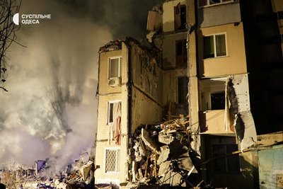 В Одесі внаслідок дронової атаки РФ пошкоджена житлова багатоповерхівка В Одесі внаслідок дронової атаки РФ пошкоджена житлова багатоповерхівка