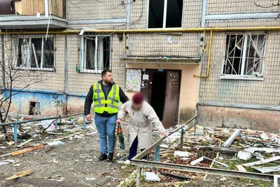 Уламки впали біля будинку в Святошинському районі: є постраждалі Уламки впали біля будинку в Святошинському районі: є постраждалі