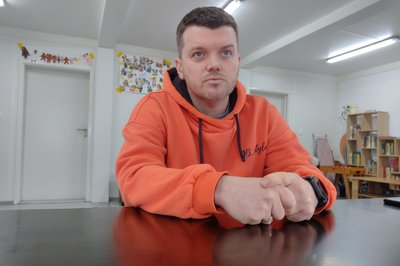 Перукарка з Донецька безоплатно стриже переселенців у модульному містечку Львова Перукарка з Донецька безоплатно стриже переселенців у модульному містечку Львова