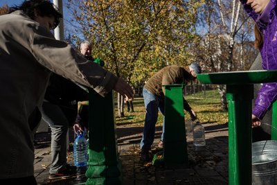 Стратегічний запас води. У Києві біля бюветів утворилися черги Стратегічний запас води. У Києві біля бюветів утворилися черги