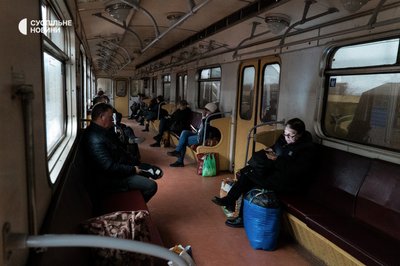 Люди у вагоні метро під час повітряної тривоги у Харкові, 31 жовтня 2022 року. Через чергові російські ракетні обстріли декілька великих міст України опинились повністю знеструмленими. У Києві та Харкові тимчасово зупинили роботу метрополітенів.