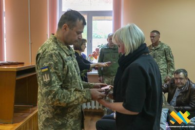 У Житомирі сім'ям загиблих військових передали нагороди, одну з них захиснику присвоїли прижиттєво У Житомирі сім'ям загиблих військових передали нагороди, одну з них захиснику присвоїли прижиттєво