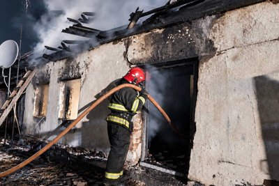 Вночі 15 вересня у власній садибі на Житомирщині під час пожежі загинув чоловік Вночі 15 вересня у власній садибі на Житомирщині під час пожежі загинув чоловік