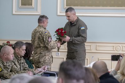 "Шануємо подвиг кожного": до дня ЗСУ мер Києва нагородив захисників і родини загиблих киян "Шануємо подвиг кожного": до дня ЗСУ мер Києва нагородив захисників і родини загиблих киян