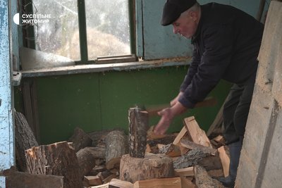 Валерій Степанчук рубає дрова