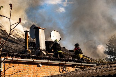 Пожежа у приватному будинку після влучання російського безпілотника, Новобаварський район Харкова, 6 травня 2026 року Пожежа у приватному будинку після влучання російського безпілотника, Новобаварський район Харкова, 6 травня 2026 року