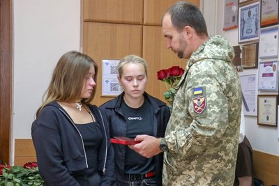 У Житомирі родинам загиблих військових передали державні нагороди У Житомирі родинам загиблих військових передали державні нагороди