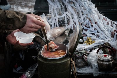 Гарячий обід, борщ з м'ясом, для військових на позиціях біля Бахмута, 7 лютого 2023 року. Гарячий обід, борщ з м'ясом, для військових на позиціях біля Бахмута, 7 лютого 2023 року.