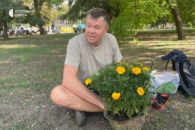 Чорнобривці та протитанкові їжі: в Одесі створили інсталяцію, присвячену дітям, яких вбила російська армія Чорнобривці та протитанкові їжі: в Одесі створили інсталяцію, присвячену дітям, яких вбила російська армія