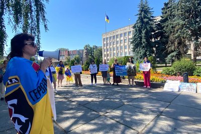 "Чому всі діти з татом, а я третій рік сам?"— у Житомирі відбулася акція-пікет щодо термінів служби військових "Чому всі діти з татом, а я третій рік сам?"— у Житомирі відбулася акція-пікет щодо термінів служби військових