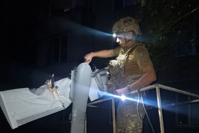 У Сумах російський БпЛА застряг у деревах біля багатоповерхівки У Сумах російський БпЛА застряг у деревах біля багатоповерхівки