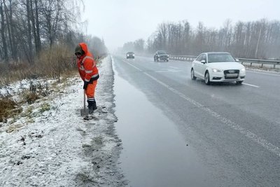 Через снігопади на Житомирщині та в Житомирі другу добу прибирають дороги й вулиці Через снігопади на Житомирщині та в Житомирі другу добу прибирають дороги й вулиці