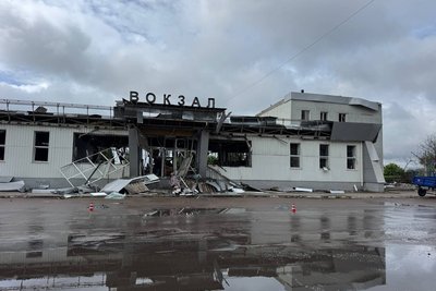 Масований удар по Шостці: пошкоджені вокзал, залізниця та будинки Масований удар по Шостці: пошкоджені вокзал, залізниця та будинки