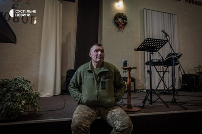 Євген Савченко у молитовному залі протестантської церкви в одному із тилових міст України, грудень 2022 року. Євген Савченко у молитовному залі протестантської церкви в одному із тилових міст України, грудень 2022 року.