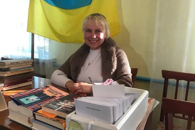 На Житомирщині дві родини переселенців з Херсонщини зібрали на своїх весіллях 200 книг для місцевої бібліотеки На Житомирщині дві родини переселенців з Херсонщини зібрали на своїх весіллях 200 книг для місцевої бібліотеки