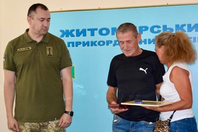 У Житомирі рідним загиблих за Україну прикордонників передали державні нагороди У Житомирі рідним загиблих за Україну прикордонників передали державні нагороди
