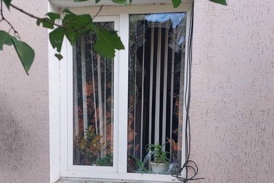 Розбите вікно у фельдшерсько-акушерському пункті у Берзуках після російського удару вночі 3 вересня 2026 року Розбите вікно у фельдшерсько-акушерському пункті у Берзуках після російського удару вночі 3 вересня 2026 року