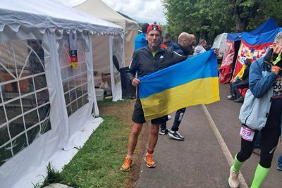 Віктор Шкарлет з прапором України в Чехії під час шестиденного ультрамарафону, травень 2026 року Віктор Шкарлет з прапором України в Чехії під час шестиденного ультрамарафону, травень 2026 року