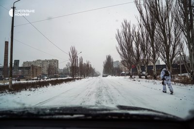 Український військовий іде вулицею Бахмута на Донеччині, лютий 2023 року
