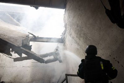 Рятувальник гасить пожежу на підприємстві у Немишлянському районі Харкова Рятувальник гасить пожежу на підприємстві у Немишлянському районі Харкова