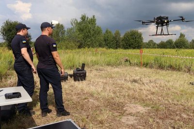 На Житомирщині відбулися перші польоти інноваційного безпілотника, що здатен виявляти вибухонебезпечні предмети На Житомирщині відбулися перші польоти інноваційного безпілотника, що здатен виявляти вибухонебезпечні предмети