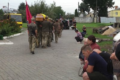 "Не дитина, а золото": у Хмельницькому попрощалися із 31-річним солдатом Степаном Паламарчуком "Не дитина, а золото": у Хмельницькому попрощалися із 31-річним солдатом Степаном Паламарчуком