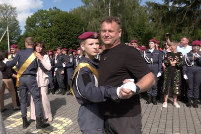 Олег Адамчук приїхав з передової у Луцьк на останній дзвоник до доньки Олег Адамчук приїхав з передової у Луцьк на останній дзвоник до доньки