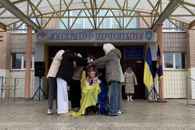 День пам'яті Героїв Небесної Сотні: учні житомирського ліцею влаштували перформанс із білими янголами День пам'яті Героїв Небесної Сотні: учні житомирського ліцею влаштували перформанс із білими янголами