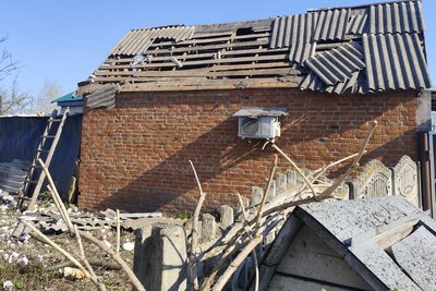 Будинок, який був пошкоджений внаслідок удару російського безпілотника по Золочеву, 3 травня 2026 року Будинок, який був пошкоджений внаслідок удару російського безпілотника по Золочеву, 3 травня 2026 року