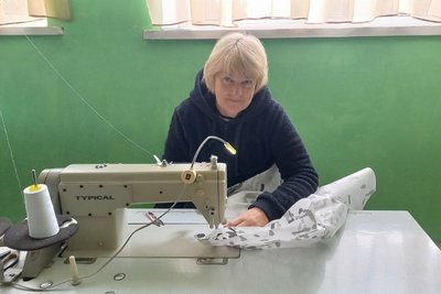 У громаді на Житомирщині волонтерки шиють маскувальні халати для військових