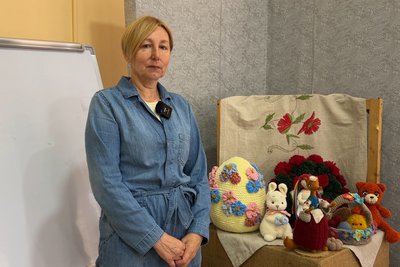 "Розпускали, перев’язували, але справились": юні майстрині з Рівненщини зв’язали картину Дубенського замку "Розпускали, перев’язували, але справились": юні майстрині з Рівненщини зв’язали картину Дубенського замку