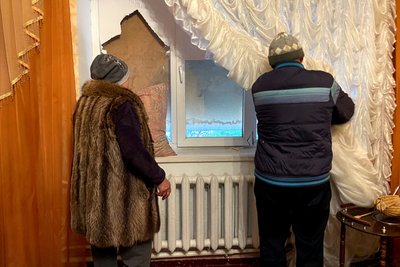 Вікно, розбите обстрілом у Костянтинівці на Донеччині, 29 листопада 2023 рік Вікно, розбите обстрілом у Костянтинівці на Донеччині, 29 листопада 2023 рік